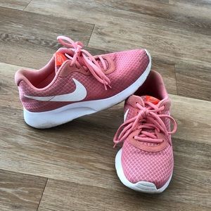 Nike Tanjun pink size 7